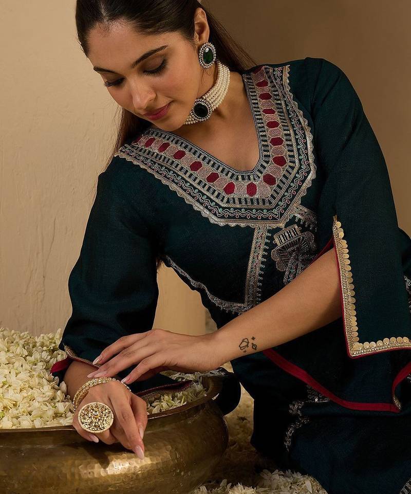 Women Ethnic Motifs Printed Kurta with Trousers
