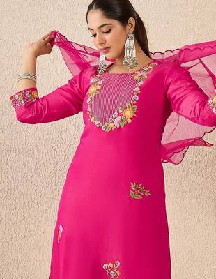 Women Floral Embroidered Regular Thread Work Kurta With Trousers & Dupatta 1