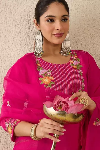 Women Floral Embroidered Regular Thread Work Kurta With Trousers & Dupatta