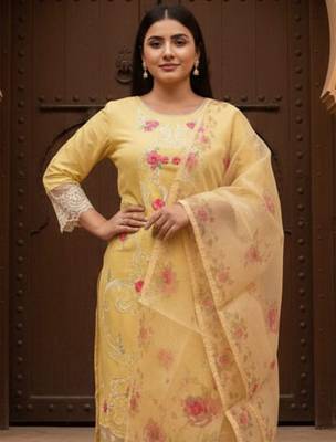 Women Floral Printed Regular Thread Work Kurta with Trousers & Dupatta 1