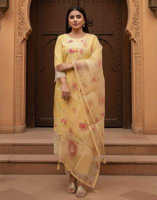 Women Floral Printed Regular Thread Work Kurta with Trousers & Dupatta 2