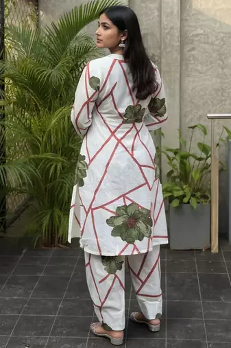 Women Floral Printed Regular Thread Work Pure Cotton Kurta with Trousers