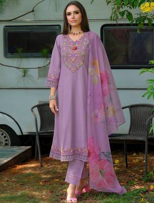Floral Yoke Design V-Neck Thread Work Straight Kurta With Trousers & Dupatta 2