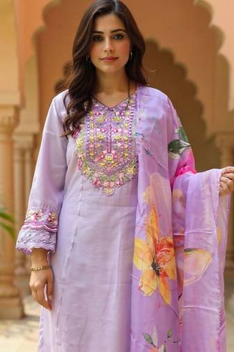 Women Floral Embroidered Regular Thread Work Kurta with Trousers & Dupatta
