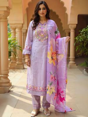 Women Floral Embroidered Regular Thread Work Kurta with Trousers & Dupatta 2