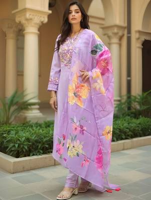 Women Floral Embroidered Regular Thread Work Kurta with Trousers & Dupatta 4