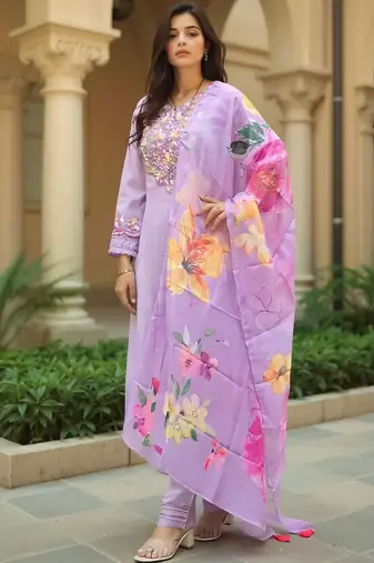 Women Floral Embroidered Regular Thread Work Kurta with Trousers & Dupatta