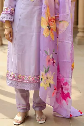 Women Floral Embroidered Regular Thread Work Kurta with Trousers & Dupatta