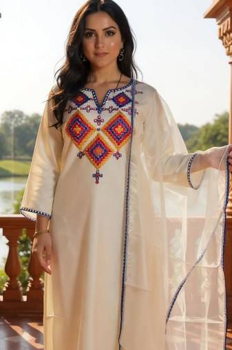 Women Embroidered Regular Thread Work Liva Kurta with Trousers & Dupatta
