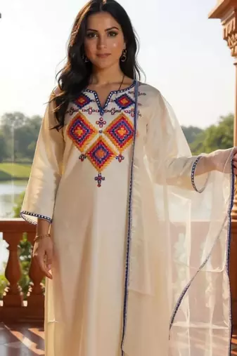 Women Embroidered Regular Thread Work Liva Kurta with Trousers & Dupatta