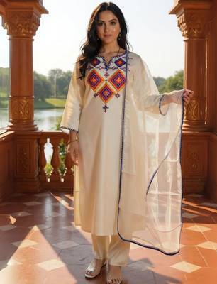 Women Embroidered Regular Thread Work Liva Kurta with Trousers & Dupatta 2