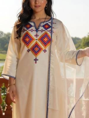 Women Embroidered Regular Thread Work Liva Kurta with Trousers & Dupatta 3