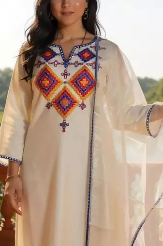 Women Embroidered Regular Thread Work Liva Kurta with Trousers & Dupatta