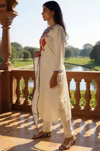 Women Embroidered Regular Thread Work Liva Kurta with Trousers & Dupatta