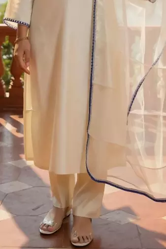 Women Embroidered Regular Thread Work Liva Kurta with Trousers & Dupatta