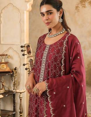 Floral Embroidered Round Neck Zari Straight Kurta & Trousers With Dupatta 1