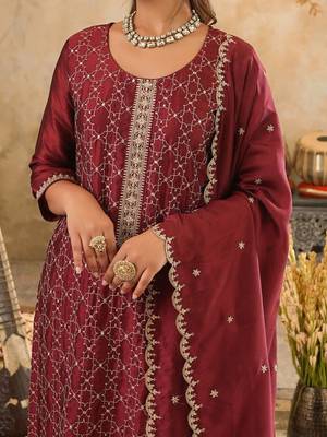 Floral Embroidered Round Neck Zari Straight Kurta & Trousers With Dupatta 3