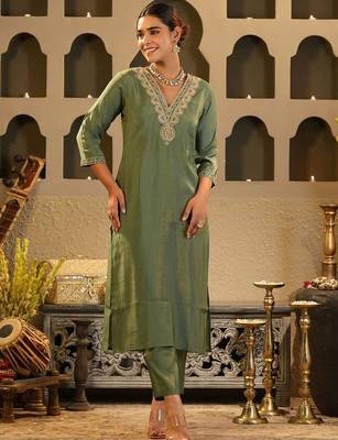 Women Woven Design Embroidered Kurta with Trousers 2