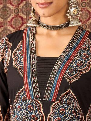 Floral Printed V-Neck Pure Cotton Straight Kurta & Trousers 3