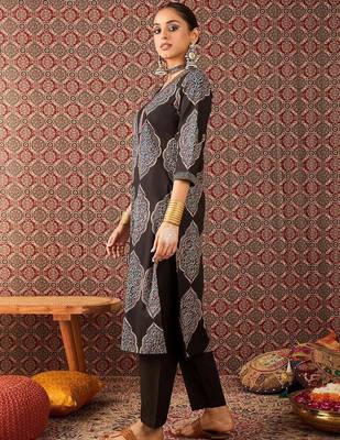 Floral Printed V-Neck Pure Cotton Straight Kurta & Trousers 4