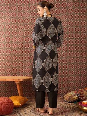 Floral Printed V-Neck Pure Cotton Straight Kurta & Trousers 5