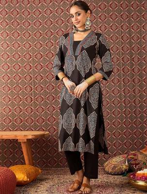 Floral Printed V-Neck Pure Cotton Straight Kurta & Trousers 6