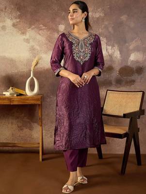 Women Floral Embroidered Kurta with Trousers 1