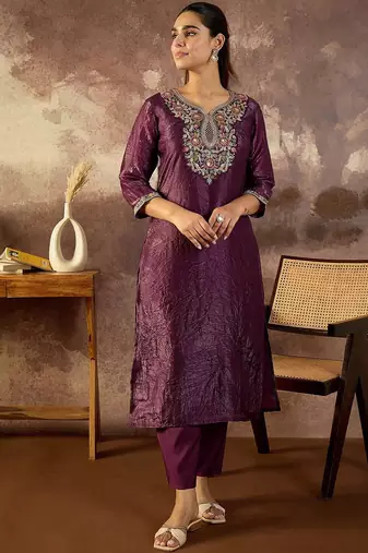 Women Floral Embroidered Kurta with Trousers