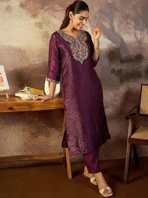 Women Floral Embroidered Kurta with Trousers 3