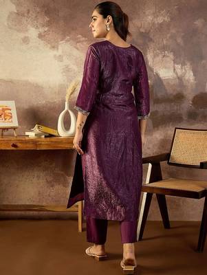 Women Floral Embroidered Kurta with Trousers 4