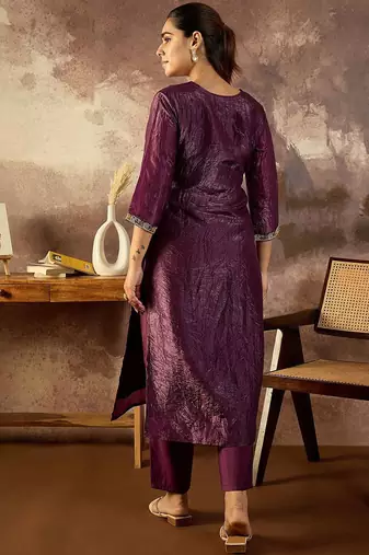 Women Floral Embroidered Kurta with Trousers