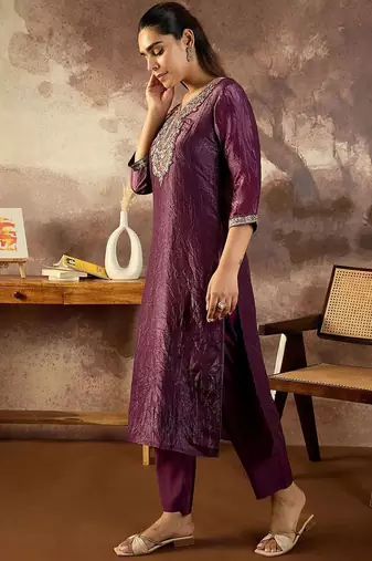Women Floral Embroidered Kurta with Trousers