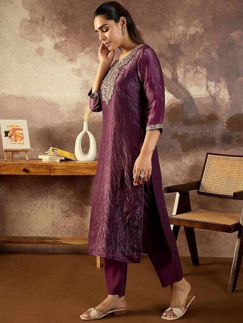 Women Floral Embroidered Kurta with Trousers