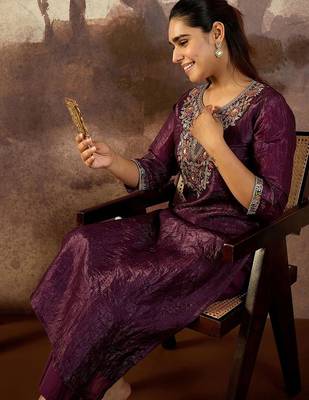 Women Floral Embroidered Kurta with Trousers 6