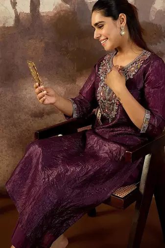 Women Floral Embroidered Kurta with Trousers