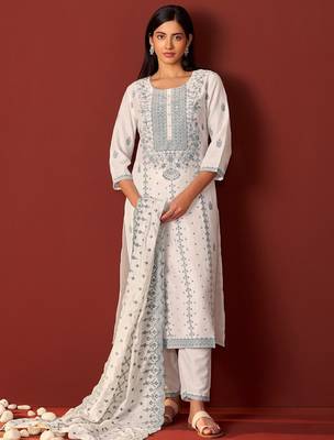 Women Ethnic Motifs Embroidered Kurta with Trousers & Dupatta 2