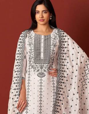 Women Ethnic Motifs Woven Design Kurta with Trousers & Dupatta 1