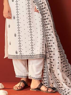 Women Ethnic Motifs Woven Design Kurta with Trousers & Dupatta 7