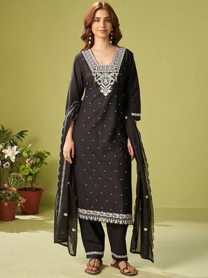 Women Floral Embroidered Cotton Kurta with Trousers & Dupatta 2