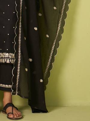 Women Floral Embroidered Cotton Kurta with Trousers & Dupatta 7