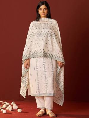 Women Floral Yoke Design Kurta with Trousers & Dupatta 2