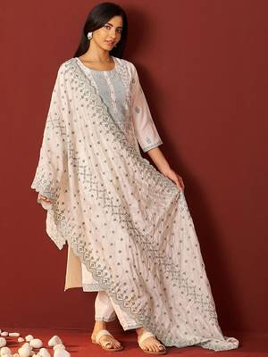 Women Floral Yoke Design Kurta with Trousers & Dupatta 5