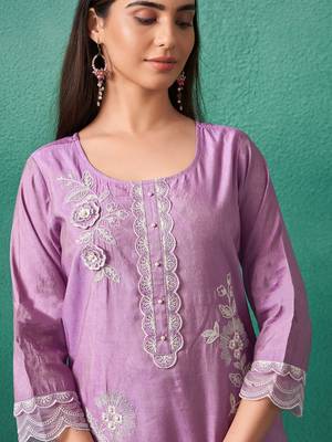 Women Floral Embroidered Regular Thread Work Kurta with Trousers & Dupatta 2