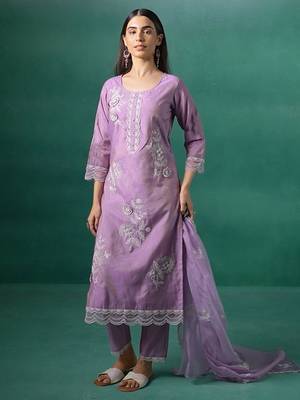 Women Floral Embroidered Regular Thread Work Kurta with Trousers & Dupatta 3