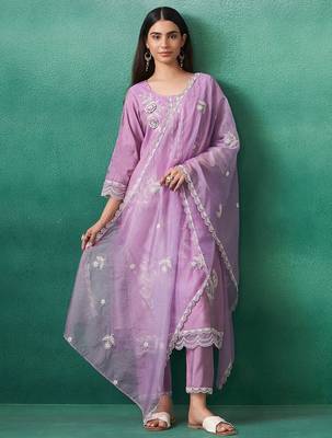 Women Floral Embroidered Regular Thread Work Kurta with Trousers & Dupatta 4