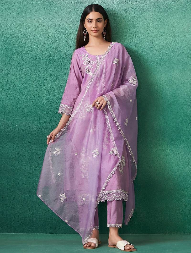 Women Floral Embroidered Regular Thread Work Kurta with Trousers & Dupatta