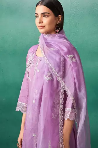Women Floral Embroidered Regular Thread Work Kurta with Trousers & Dupatta
