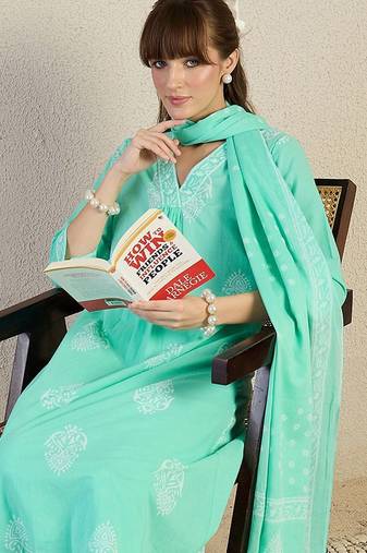 Women Floral Printed Regular  Cotton Kurta with Trousers & With Dupatta