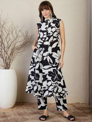 Women Floral Printed Pleated Pure Cotton Kurta with Trousers 2