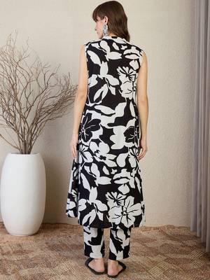 Women Floral Printed Pleated Pure Cotton Kurta with Trousers 4
